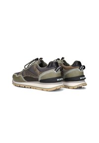 Heren sneakers in groen en bruin suede met zwarte accenten. Voorzien van textuurlagen, verstevigde hiel en een robuuste zool voor grip.