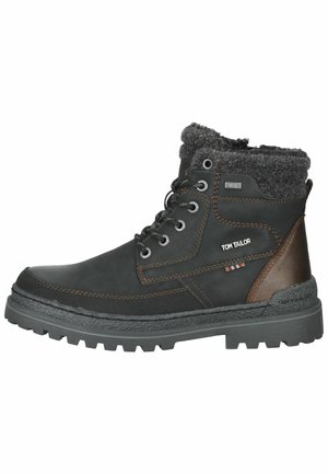 Botas negras de tobillo con acentos marrones, material de cuero y textil, cuello acolchado, seis ojales para cordones, suelas de goma texturizadas y detalle de logo.
