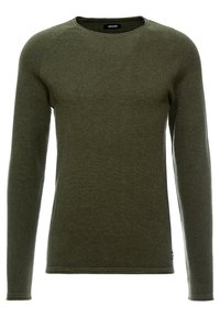 Pull à manches longues vert olive avec un motif tricoté texturé, un col rond et des poignets côtelés. Présente une étiquette de logo sur le côté inférieur.
