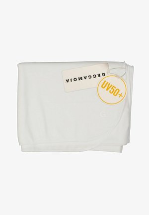 Valkoinen UV50+ suojapeitto, jossa on sileä pinta, pyöristetyt reunat ja tarra aurinkosuojatietoa varten.