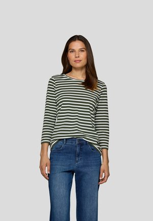 Grün-weiß gestreiftes Langarmhemd mit runder Ausschnittlinie, kombiniert mit blauen Jeans. Abgestimmter Stoff, lässige Passform.