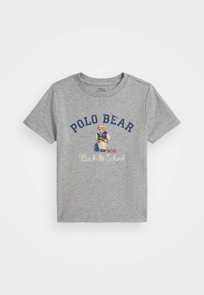 Grå bomulls t-skjorte med et grafisk motiv av en bjørn i en blå antrekk med teksten "POLO BEAR" og "Back to School" i blått og hvitt. Korte ermer.