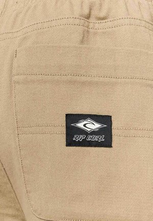 Pantaloni khaki con una tasca sul retro con una toppa nera del logo Rip Curl, texture liscia e cintura elastica per il massimo comfort.