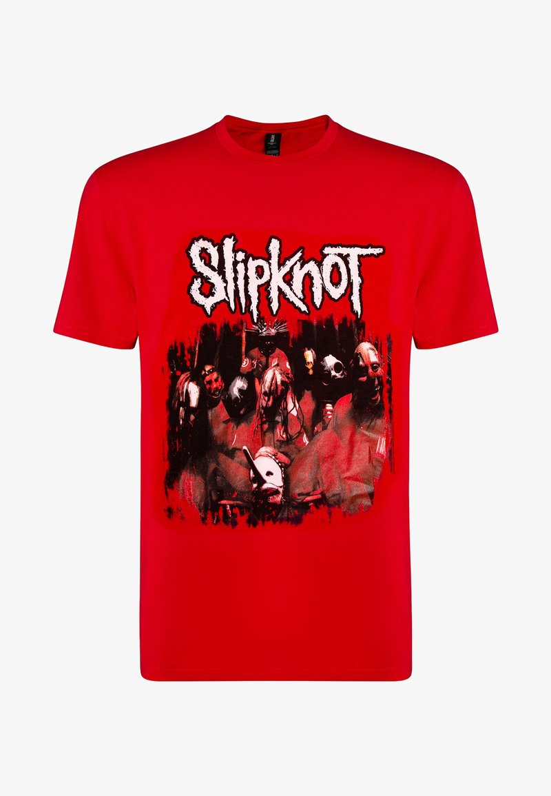 Červené bavlněné tričko s velkým černobílým grafickým vyobrazením členů kapely s maskami a slovem "Slipknot" v tučném, opotřebovaném písmu.