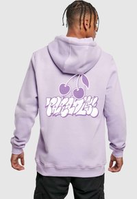 Hanorac violet cu un logo alb în stil graffiti și dou�ă cireșe imprimate pe spate. Fabricat dintr-un material moale, texturat.