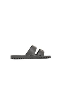 Sandalo in gomma nera con due cinghie larghe e una suola texture. Presenta un design minimalista e un motivo sollevato attorno al bordo.