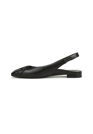 Scarpa slingback piatta in pelle nera con tacco basso e punta leggermente appuntita e arricciata.