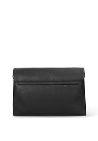 Pochette in pelle nera con patta pieghevole. Texture liscia, forma rettangolare e dettaglio di cucitura singola sul bordo. Design minimalista.