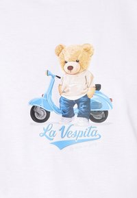 Gráfico que presenta un oso con una camiseta beige y jeans azules al lado de una scooter azul clara, con "La Vespita" impreso en azul. El fondo es blanco.