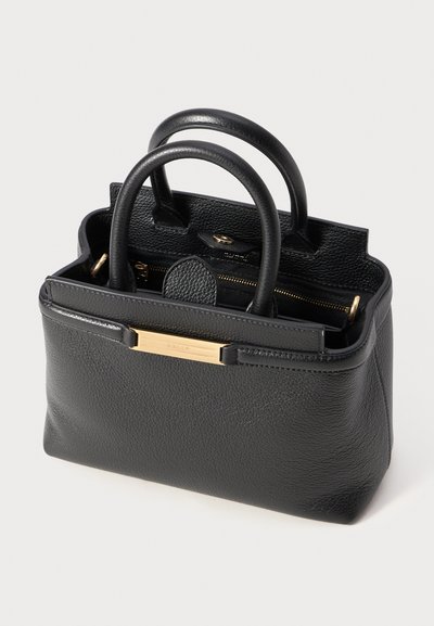 Sort læder håndtaske med struktureret design, der har to top-håndtag, en guld hardware accent og en lynlåslomme indeni.