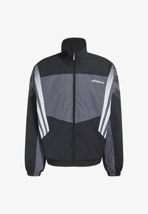 Czarna i szara kurtka przeciwwietrzna z wysokim kołnierzem, zamkiem błyskawicznym z przodu, bocznymi kieszeniami oraz białymi paskami na rękawach. Na piersi znajduje się logo Adidas.