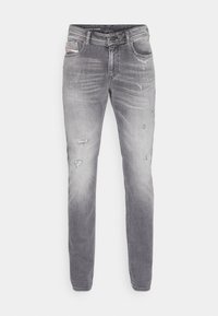 Jeans de mezclilla gris con un acabado desvaído, que presentan detalles desgastados, cinco bolsillos y un corte recto clásico.