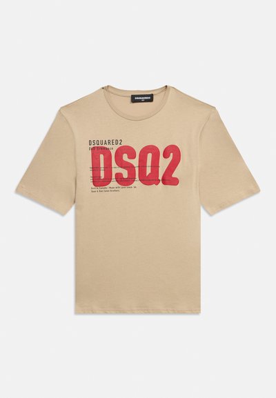 Μπεζ κοντομάνικο T-shirt με στρογγυλή λαιμόκοψη και κόκκινο κείμενο "DSQ2" καθώς και μικρότερο μαύρο λογότυπο στο κέντρο μπροστά.