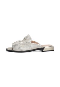 Instap sandaal met een glanzende zilveren metallic afwerking, voorzien van een verzamelde strikdetails aan de bovenkant, open teen en een lage hak.