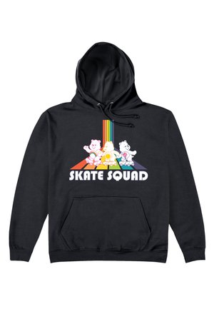 Sort hætte sweatshirt med en lomme foran, der har et farverigt grafisk motiv af tre tegneserie-bjørne på rulleskøjter og teksten "SKATE SQUAD" nedenunder.