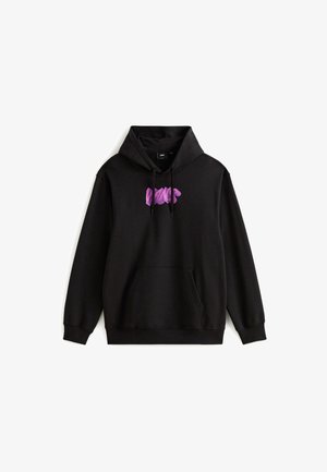 Zwarte hoodie met kangoeroezak en roze Vans-logo in penseelstreekstijl op de borst, met trekkoorden op de capuchon.