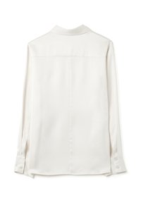 Camicia bianca di raso a maniche lunghe con colletto abbottonato, caratterizzata da un retro semplice e maniche con polsini a doppio bottone.