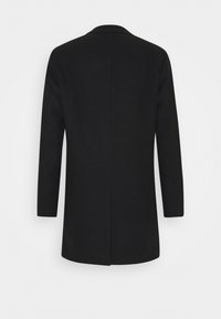 Schwarzer Mantel mit geradem Schnitt, langen Ärmeln, Reverskragen und einem einzelnen Schlitz auf der Rückseite. Glattes Material, minimalistisches Design und keine sichtbaren Verschlüsse.