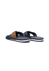Marine flip-flops met een bruine band, gestructureerde voetbed en een zool met witte en donkerblauwe strepen. Bevat een logo op de band.