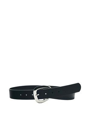 Ceinture en cuir noir avec boucle métallique argentée, cinq trous d’ajustement, posée à plat sur fond blanc.