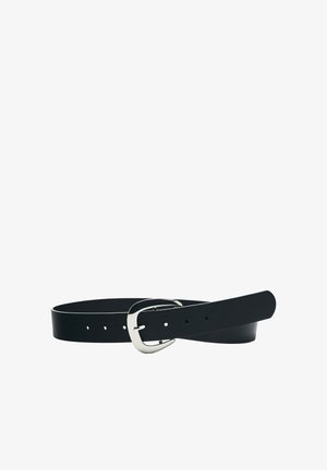 Ceinture en cuir noir avec boucle métallique argentée, cinq trous d’ajustement, posée à plat sur fond blanc.