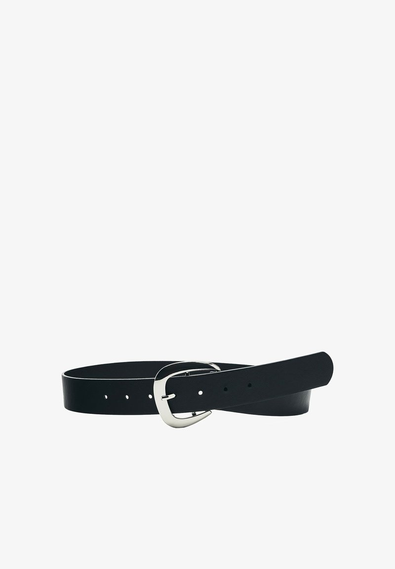 Ceinture en cuir noir avec boucle métallique argentée, cinq trous d’ajustement, posée à plat sur fond blanc.