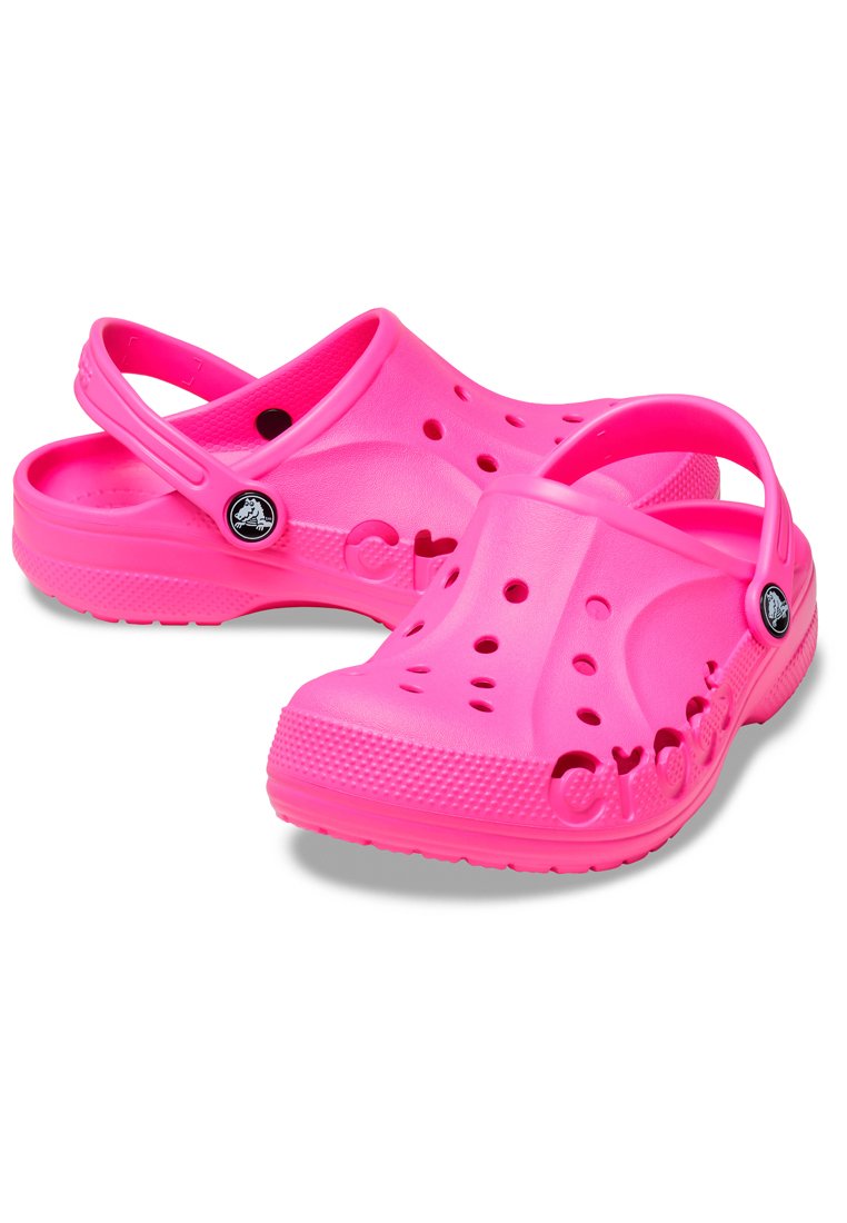 Jasnoróżowe klapki Crocs z otwartym przodem, perforowaną górą dla wentylacji, tylnym paskiem dla wsparcia oraz teksturowaną podeszwą dla lepszej przyczepności.