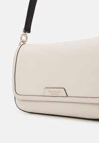 kate spade new york FLAP SHOULDER BAG - Borsa a mano - parchment
