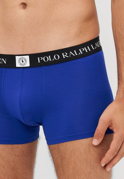 Kék pamut boxer alsónadrág rugalmas fekete derékpánttal, amelyen a "POLO RALPH LAUREN" logó és egy kis fehér embléma található. Simább textúra.
