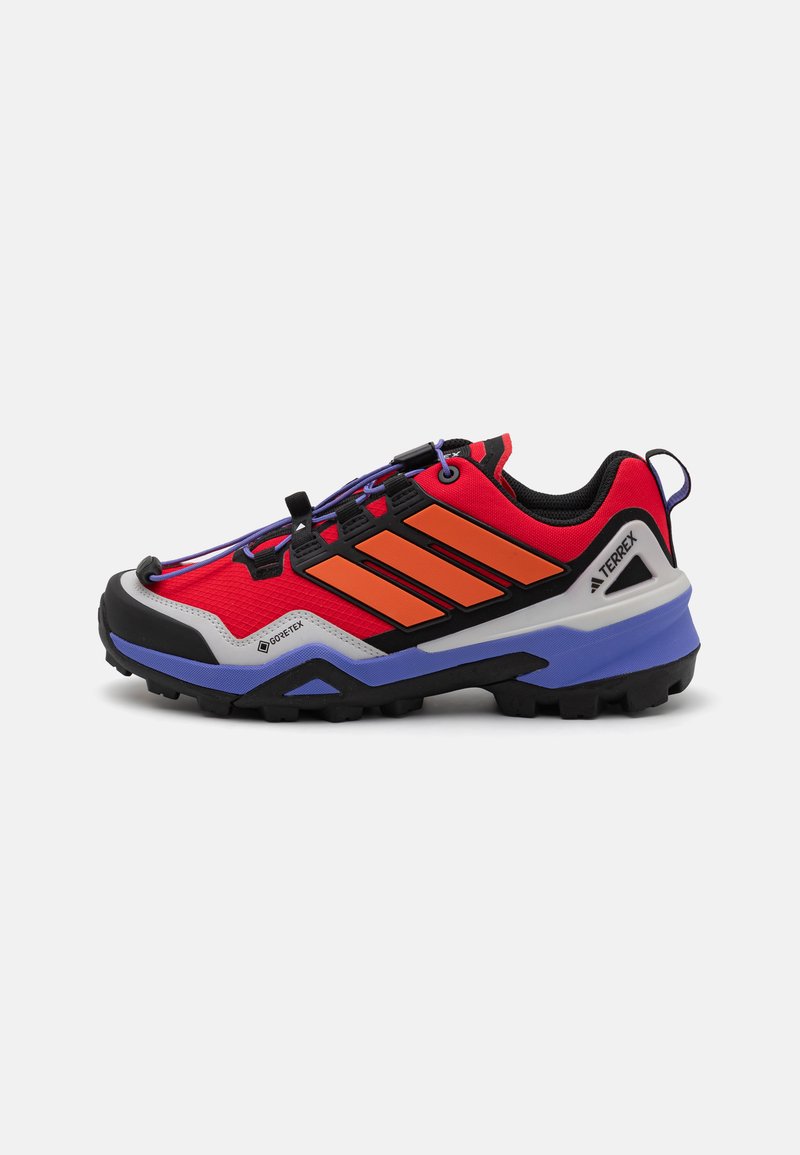 Rote und schwarze Sneaker mit orangen Streifen, ausgestattet mit einem strukturierten Obermaterial, GORE-TEX-Branding und einer robusten schwarzen Außensohle für Halt.