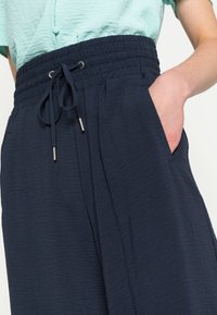 ONLY ONLMETTE STRING PALAZZO PANT  - Calças - night sky