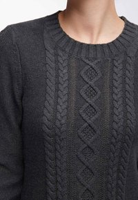 Mörkgrå stickad tröja med rund halsringning, texturerad kabelmönster ned längs mitten och en något lös passform.