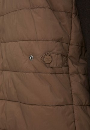 Braune, gesteppte Pufferweste mit horizontalen Nähten, einer Druckknopf-Tasche und einer glatten Textur, mit mattierter Oberfläche und ohne sichtbare Markierungen.