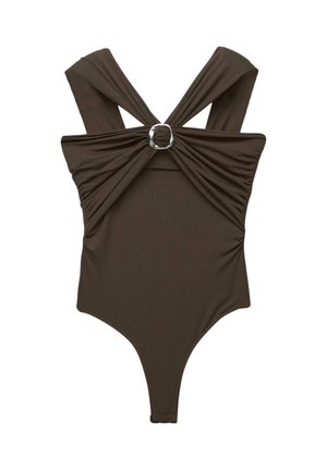 Brązowy jednoczęściowy strój kąpielowy z szerokimi ramiączkami, marszczonym materiałem z przodu i srebrnym okrągłym akcentem na środku. Gładka tekstura.