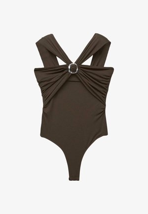 Bruine tankini met brede banden, gathered stof aan de voorkant en een zilveren cirkelvormig accent in het midden. Glad textuur.