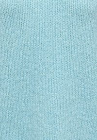 Tessuto azzurro chiaro lavorato a maglia con una trama liscia, caratterizzato da un motivo di punti uniforme su tutta la superficie e senza motivi o accenti visibili.