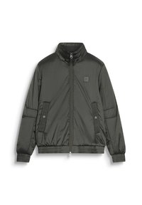 Giacca piumino verde con colletto alto, zip frontale e polsini elasticizzati. Presenta pannelli laterali testurizzati e una patch con logo sul petto.