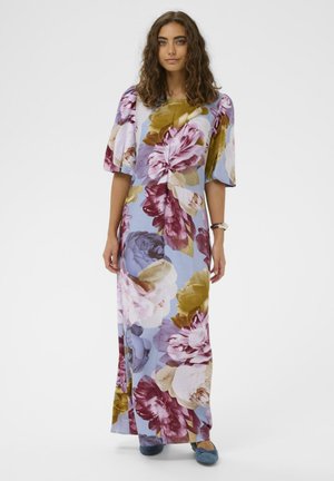 Maxikleid mit Blumenmuster und kurzen Puffärmeln; trägt große pinke, violette und gelbe Blumen auf hellblauem Hintergrund; glatter Stoff.