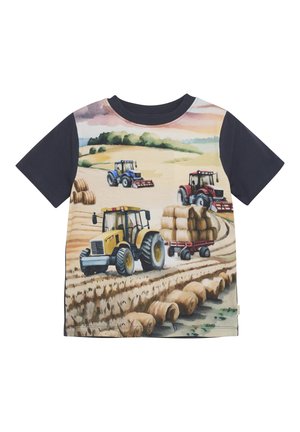 T-Shirt mit kurzen Ärmeln, das eine lebendige Farmlandschaft mit Traktoren zeigt. Die Hauptfarben sind Blau, Rot und Gelb, mit einem strukturierten Hintergrund.