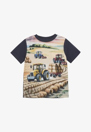T-Shirt mit kurzen Ärmeln, das eine lebendige Farmlandschaft mit Traktoren zeigt. Die Hauptfarben sind Blau, Rot und Gelb, mit einem strukturierten Hintergrund.