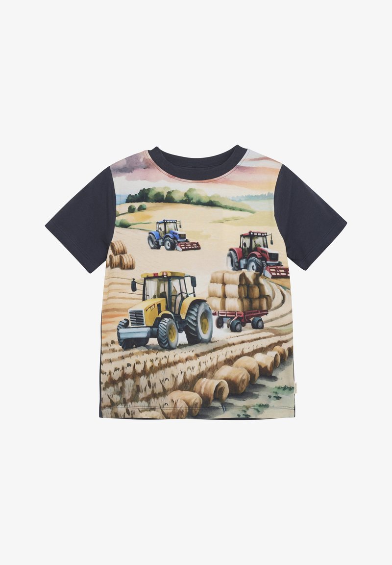 Koszulka z krótkim rękawem, z żywym motywem wiejskim przedstawiającym traktory. Główne kolory to niebieski, czerwony i żółty, z fakturowanym tłem.