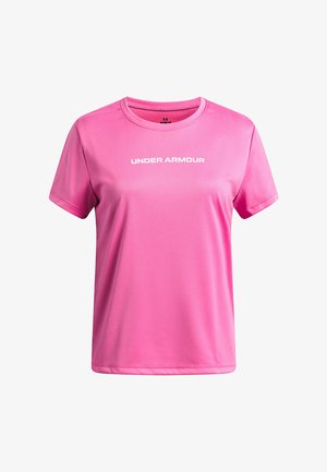 Jasnoróżowa sportowa koszulka z krótkim rękawem z białym napisem „Under Armour” na środku klatki piersiowej.