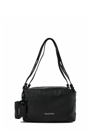 Bolso Valentino de cuero negro con textura, con correa de hombro ajustable y pequeño monedero adjunto, exhibido sobre fondo blanco.