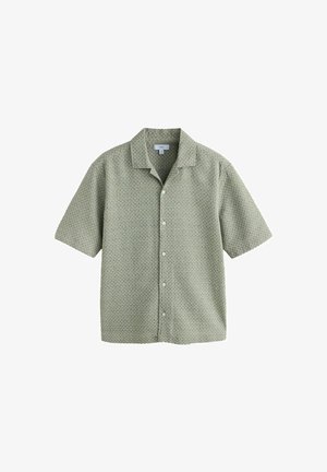 Heleroheline lühikeste varrukatega nööbitav särk, millel on väike korduv geomeetriline muster ja telkimisjakk.