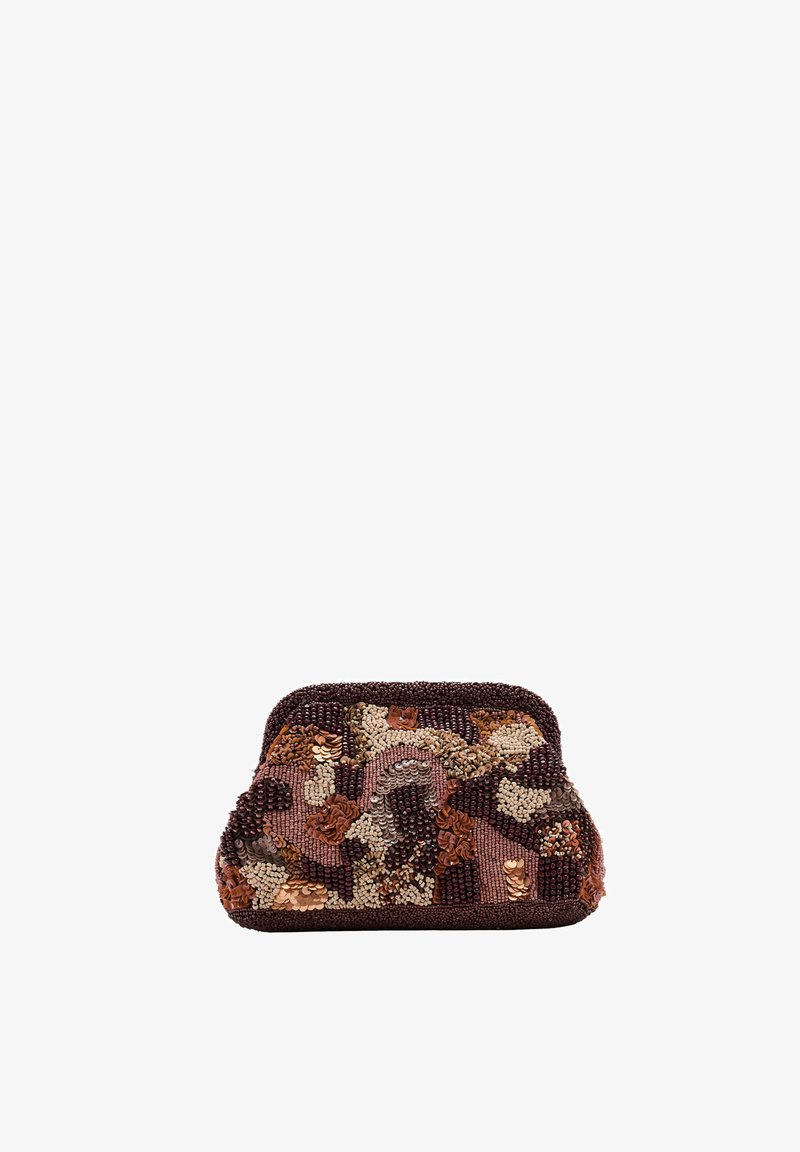 Petite pochette rectangulaire recouverte de perles et de sequins marron, beige et or, formant un motif abstrait tourbillonnant. Sur fond blanc.