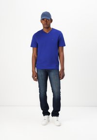 Tommy Hilfiger ESSENTIAL V NECK - Basic T-shirt - wedge blue