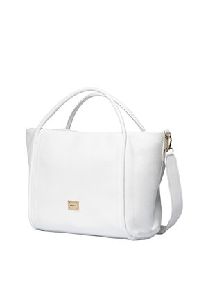 Witte leren handtas met dubbele handvatten, afneembare schouderriem en klein gouden merkembleem op een effen achtergrond.