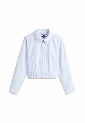 Giacca cropped di colore azzurro chiaro con colletto, zip frontale, vita elasticizzata e logo sul petto sinistro. Tessuto dalla texture liscia.