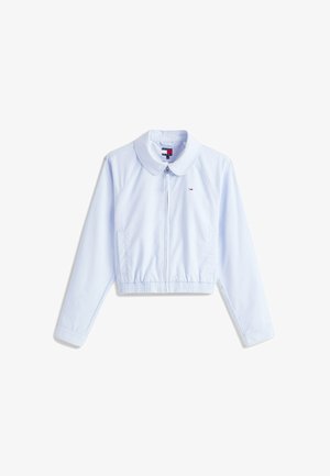 Lyseblå cropped jakke med krave, frontlynlås, elastisk talje og logo-detalje på venstre bryst. Glat stofstruktur.