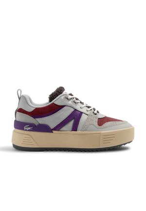 Zapatillas deportivas con parte superior de cuero y textil gris. Presentan acentos en rojo y púrpura, suela gruesa color crema, detalles texturizados y diseño de cordones.